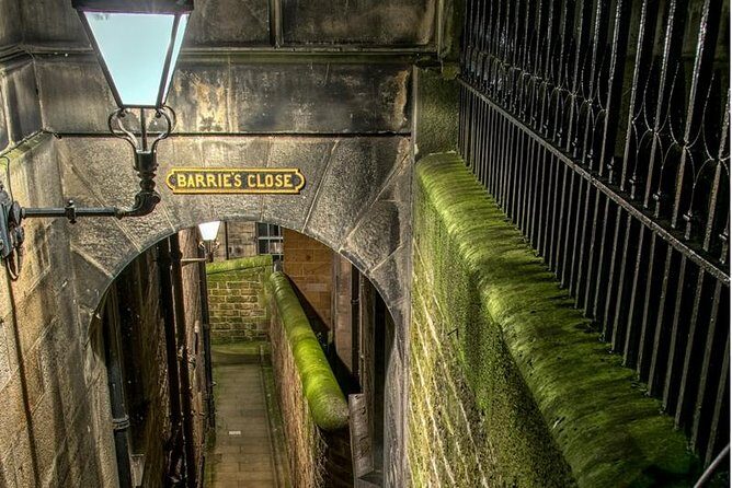 Edinburgh 2 Hour Nighttime Ghost Tour Italian Tour Guide - Old Town close legends: the core of the ghost story