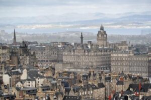 Edinburgh 3 Hour Walking Tour Italian Tour Guide - Start at 190 High St: the Royal Mile warm-up