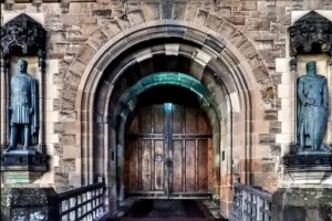 Edinburgh Castle Guided Tour - Tickets Included - Edinburgh Castle grounds in 60 minutes: the highlights you’ll actually understand