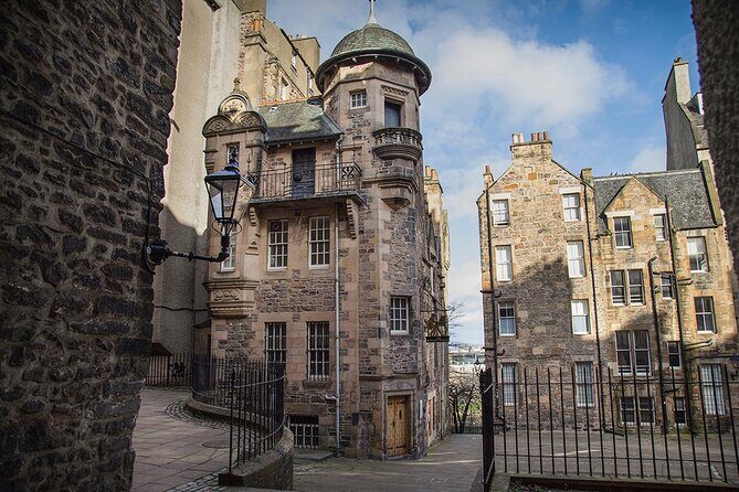 Edinburgh Castle & Royal Mile Walking Tour - Ticket Included - Entering Edinburgh Castle: guided history, then explore on your own