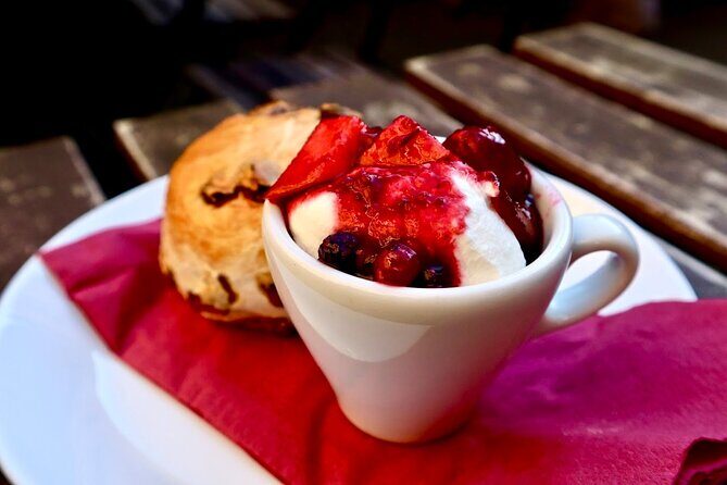 Edinburgh Food Tour with Scotch, Haggis, a Secret Dish & More - Royal Mile time: iconic views, cobbled alleys, and fewer wrong turns
