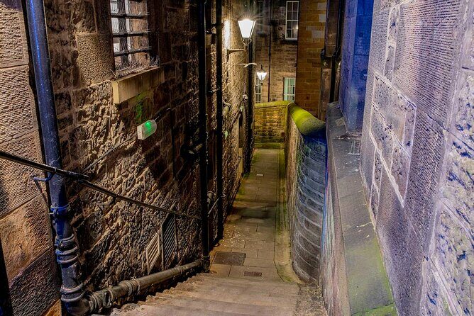 Edinburgh Ghost Tour: Mysteries, Legends and Murders - Walking the Royal Mile After Dark: Timing and Shoes