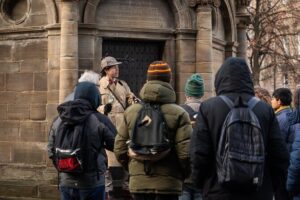 Edinburgh Historical Gems Tour with Whisky & Local Flavours - Finding the Start: 192 High St and a 1:00 pm Departure