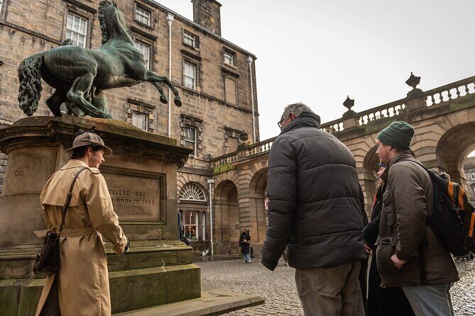 Edinburgh Historical Gems Tour with Whisky & Local Flavours - Stop 3: Canongate and the Closes (Those Narrow Passages Matter)