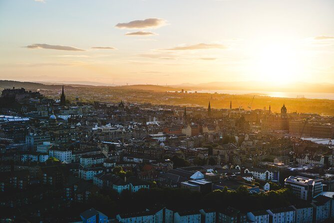 Edinburgh Night Tour with a Local Guide: Private & 100% Personalized - Cowgate choices: pub crawl chaos or live music calm