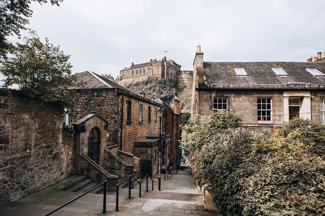 Edinburgh: Old Town's Highlights Walking Tour - Key highlights to look for on this Edinburgh Old Town walk