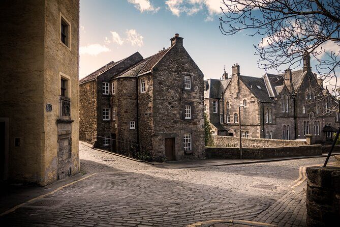 Edinburgh: Old Town's Highlights Walking Tour - Guide energy, humor, and why it changes the whole tour
