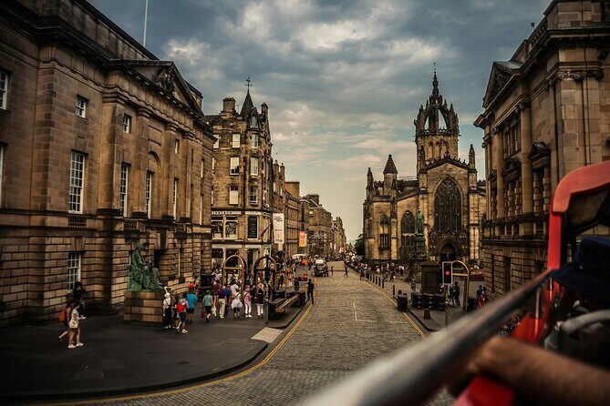 Edinburgh: Old Town's Highlights Walking Tour - Group size and pacing: max 25 keeps it manageable