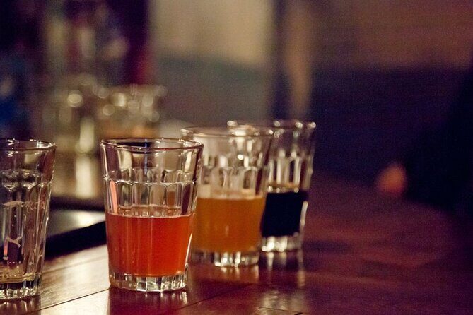 Edinburgh: Pubs & History Walking Tour with Beer Tasting - University of Edinburgh landmarks: a smart break from pure pub time
