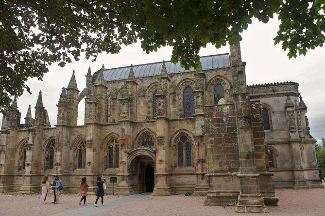 Edinburgh: Rosslyn Chapel, the Borders & Glenkinchie Distillery - Glenkinchie Distillery: Lowlands whisky, optional tasting, and the 18+ ID rule