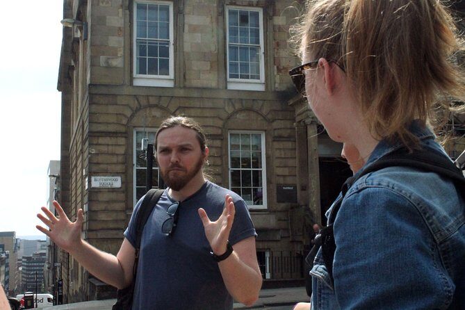 Glasgow: Pubs & History Walking Tour with Beer Tasting - Where you meet: Nelson Mandela Place and getting oriented fast