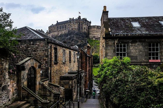 Guided 60-Minute Photography and sightseeing Tour in Edinburgh - Stop 2: St Giles’ Cathedral for lighting and angle control