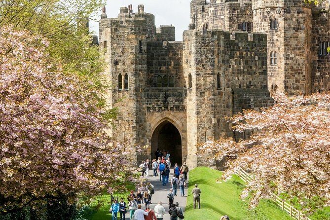 Harry Potter's Alnwick Castle and Scottish Borders Day Trip - A Castles-and-Coast Day Beyond Edinburgh