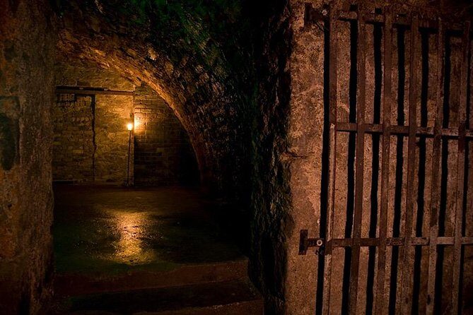 Haunted Vaults Walking Tour in Edinburgh - Stop 1 on the Royal Mile: history that makes the vaults click