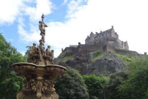 Private 4 Hour Tour of Edinburgh in a Spacious 6-seater Mercedes - Getting Picked Up the Right Way (So You Start Relaxed)
