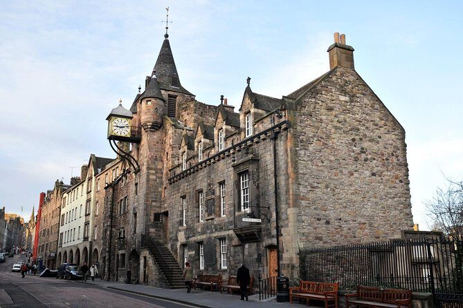 Private Edinburgh City Half-Day Tour - Edinburgh Castle Expectations: Passing by vs. Going Up