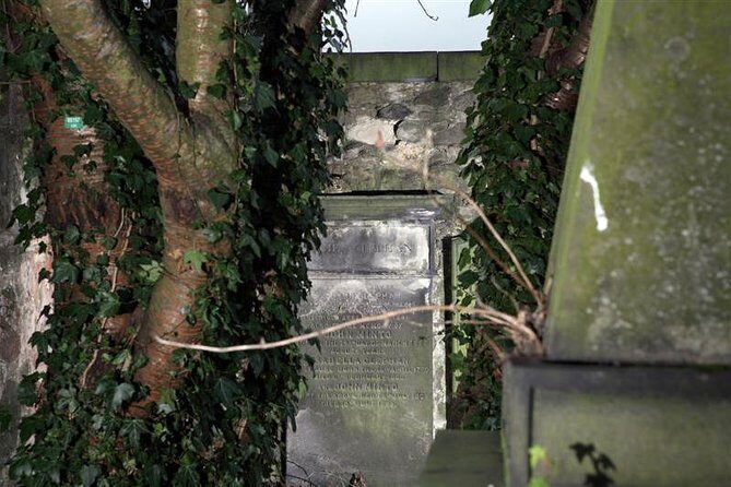Small Group Edinburgh Underground Vaults & Graveyard Ghost Tour - Mercat Cross To Old Town Clos es: Where The Story Starts
