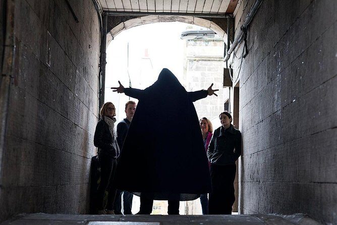 Small Group Ghost Tour incl. Underground Vaults & free drink in Megget's Cellar - Meeting at Mercat Cross: joining the Edinburgh mob vibe