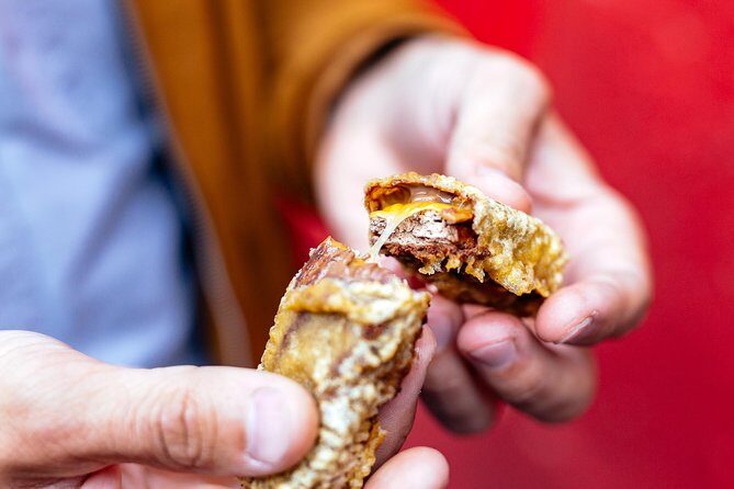 The 10 Tastings of Edinburgh With Locals: Private Food Tour - John Knox House Museum: quick context between bites