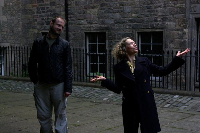 The Edinburgh Literary Pub Tour - First stop: Edinburgh Old Town pubs, wynds, and courtyards