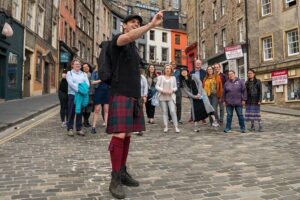The Mountebank Comedy Walk of Edinburgh - Monkey Barrel Comedy start: vocabulary, banter, and the warm-up energy