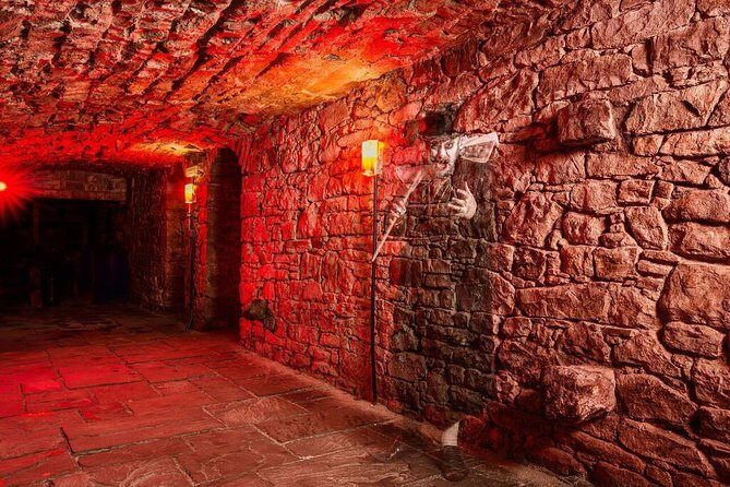 The World Famous Underground Ghost Tour - The Royal Mile meet-up and why the costumed guide matters
