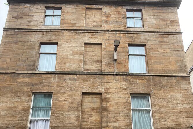 Walking Tour of Glasgow - Stop 2: Gallery of Modern Art and Conehead’s Duke of Wellington